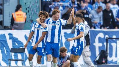 Adewumi (l.) ist für Hertha BSC derzeit Gold wert.  (Foto: Andreas Gora/dpa)