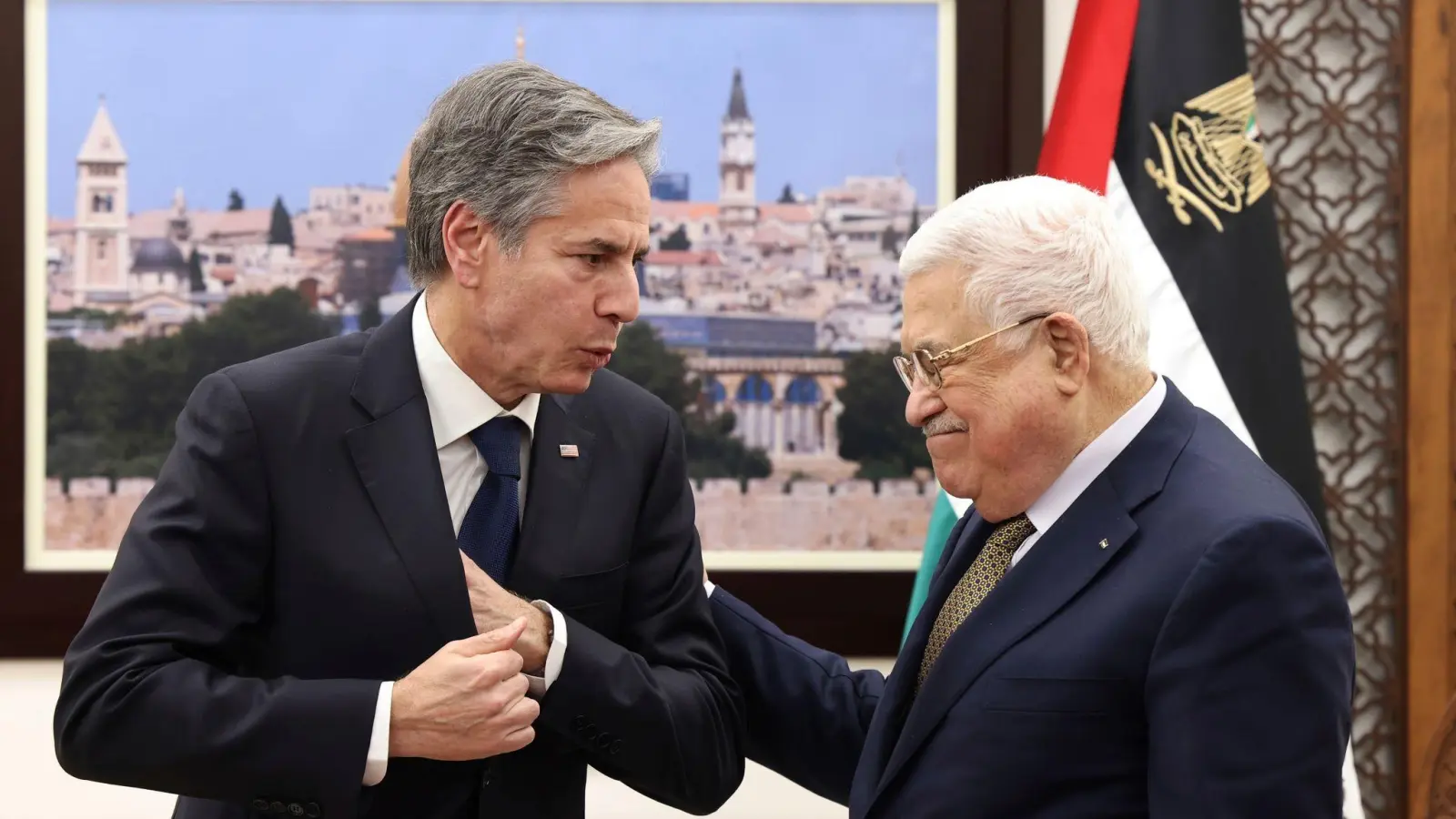 US-Außenminister Antony Blinken (l.) im Gespräch mit Palästinenserpräsident Mahmud Abbas. (Foto: Ronaldo Schemidt/AFP/AP/dpa)