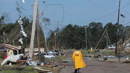Ein heftiger Tornado macht im US-Bundesstaat Mississippi eine Stadt fast dem Erdboden gleich. Der Sturm fordert zahlreiche Menschenleben. (Foto: Thomas Wells/The Northeast Mississippi Daily Journal/AP/dpa)