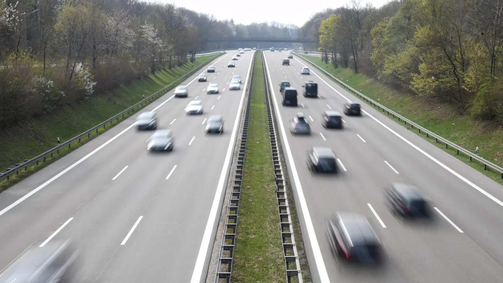 Wegen eines Auffahrunfalls in Richtung Heilbronn am Dienstagmorgen besteht Stau auf der A6 bei Feuchtwangen.  (Symbolbild: Tobias Hase/dpa-tmn)