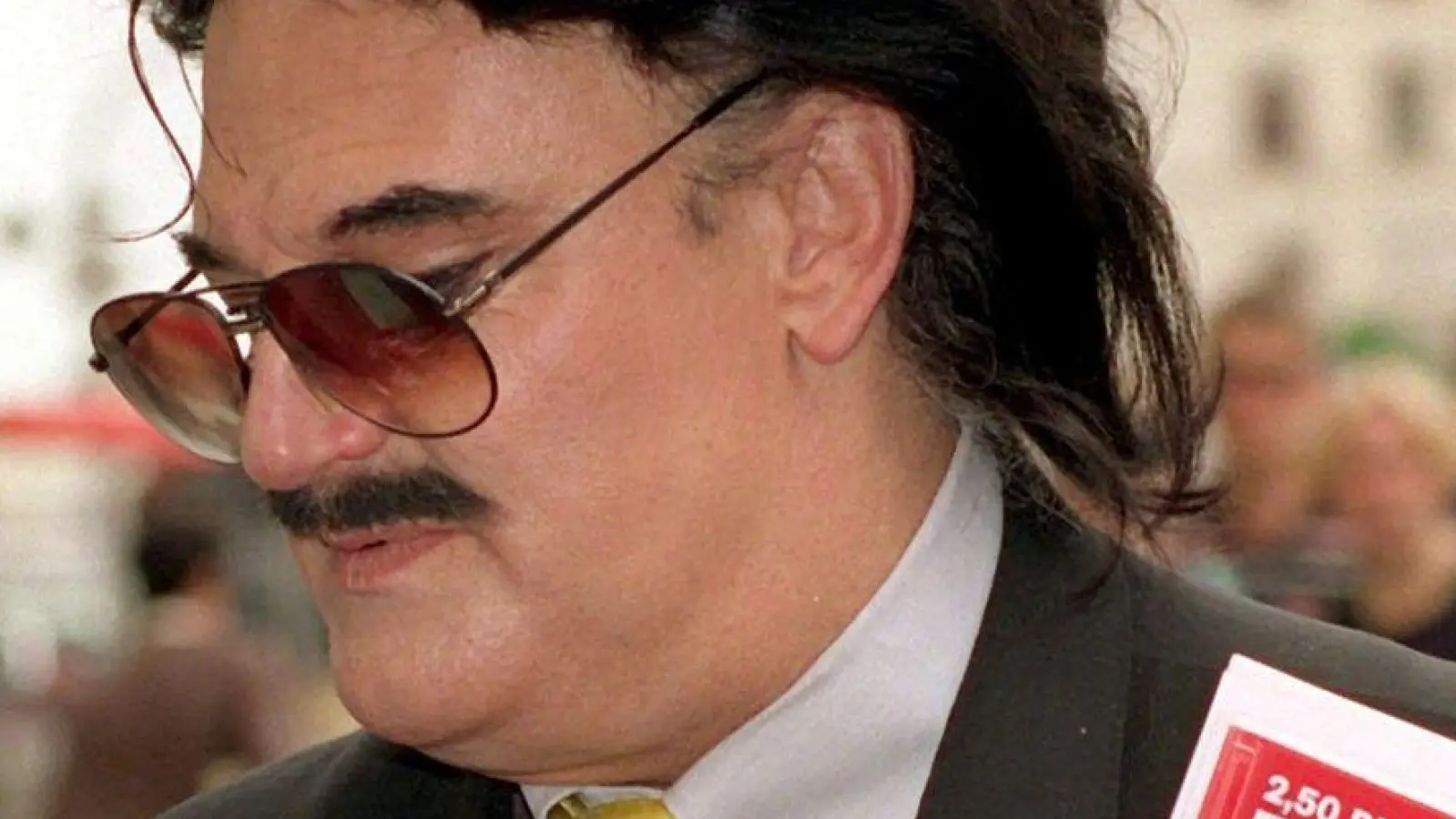 Modezar Rudolph Moshammer hatte einst selbst die Straßenzeitung „Biss“ verkauft. Nun kommt der „Biss“-Initiative zum Teil das Vermögen von Moshammers Obdachlosen-Hilfsverein zu Gute. (Archivbild) (Foto: Frank Leonhardt/dpa)