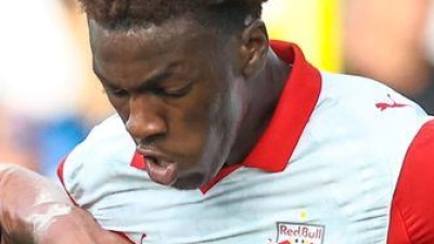 Abwehrspieler Joane Gadou (r) steht laut Medien vor einem Wechsel aus Salzburg nach Dortmund. (Archivbild) (Foto: Bruno Fahy/Belga/dpa)