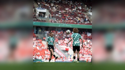 Stürmerin Emöke Papai (links) wechselt von Bremen nach München. (Archivbild) (Foto: Fabian Strauch/dpa)