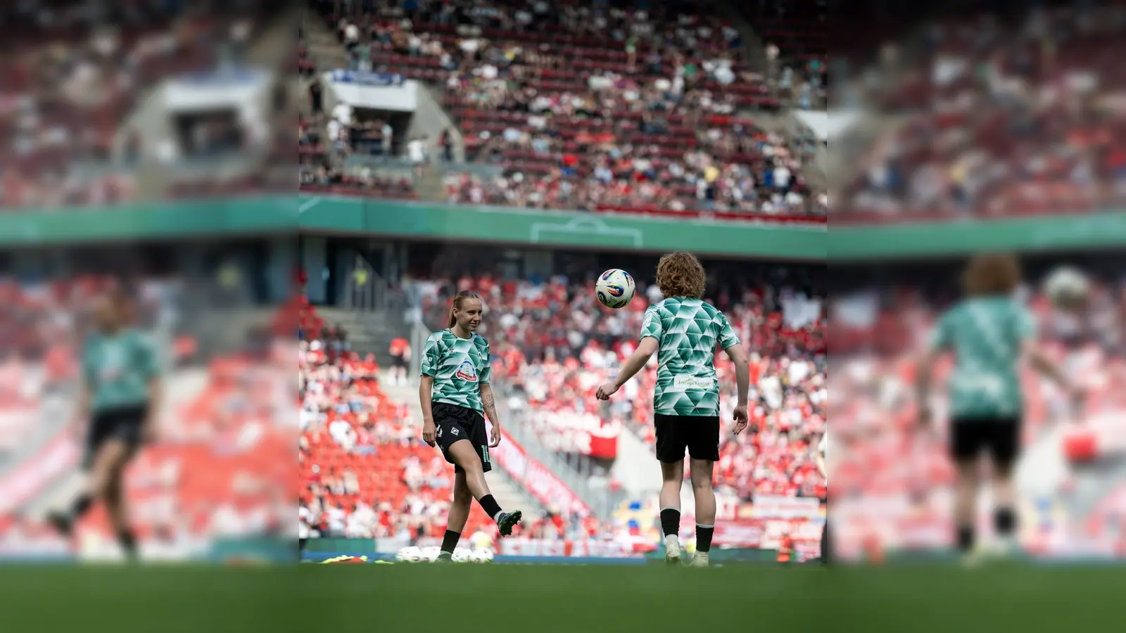 Stürmerin Emöke Papai (links) wechselt von Bremen nach München. (Archivbild) (Foto: Fabian Strauch/dpa)