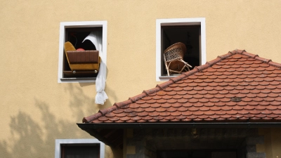 In den Fenstern des Wohnhauses waren unter anderem ein Sofa und ein Stuhl zu sehen. (Foto: Anna Beigel)
