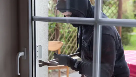 Die Person auf dem Bild zeigt, wie sich ein Einbrecher Zugang zu einem Gebäude verschafft. (Symbolbild: Silvia Marks/dpa-tmn)
