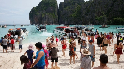 Wegen der massiven Umweltschäden, die der Touristenansturm verursachte, verhängte die thailändische Regierung 2018 ein Besuchsverbot. Nun wird die Bucht wieder geöffnet. (Foto: Sakchai Lalit/AP/dpa)
