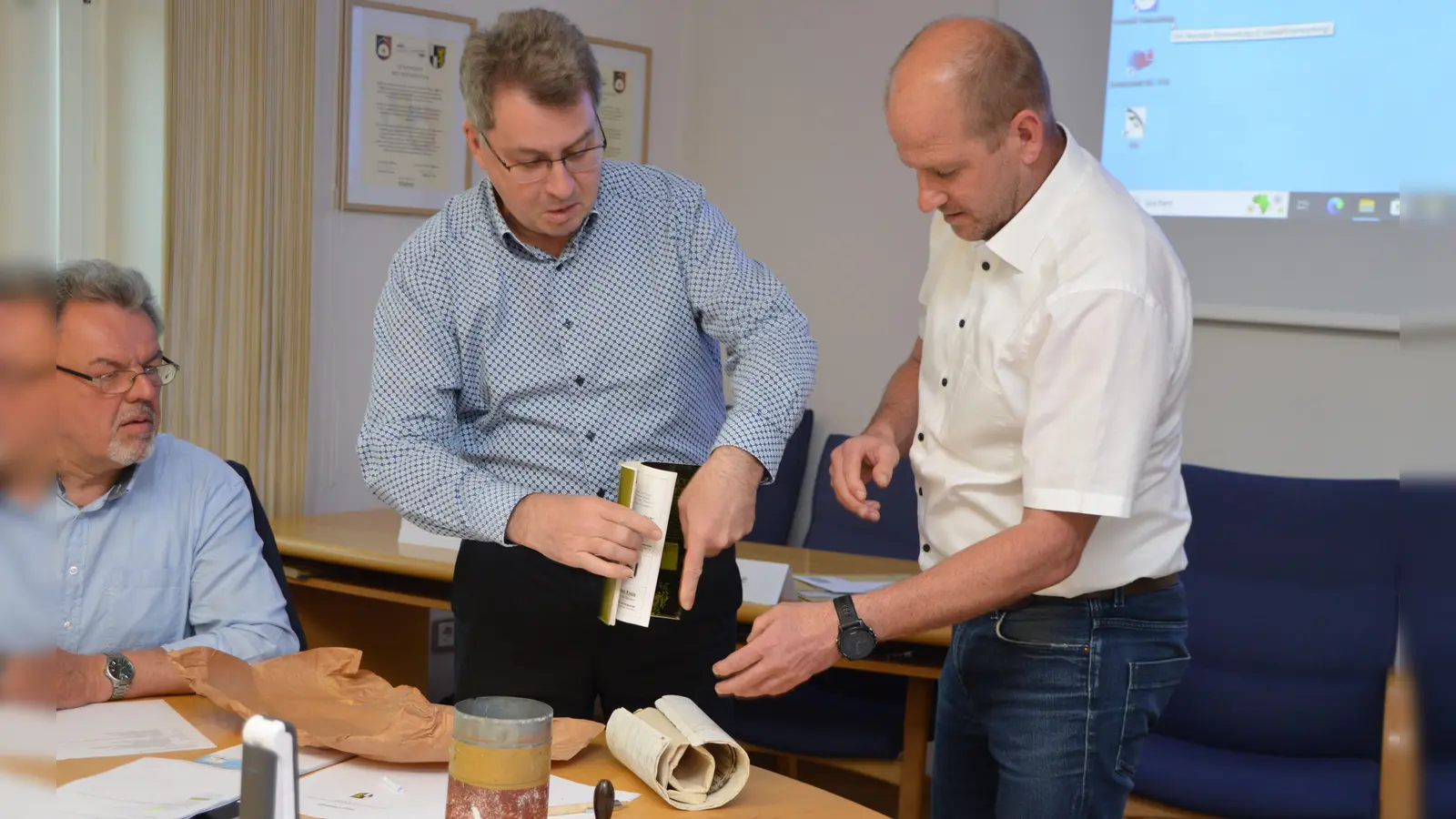Bürgermeister Wolfgang Lampe (Mitte) und Stadtbaumeister Jürgen Hofmann (rechts) öffneten die Zeitkapsel vom Würzburger Torturm – unter dem strengen Blick von Vize-Bürgermeister Hermann Schuch. (Foto: J. Zimmermann)