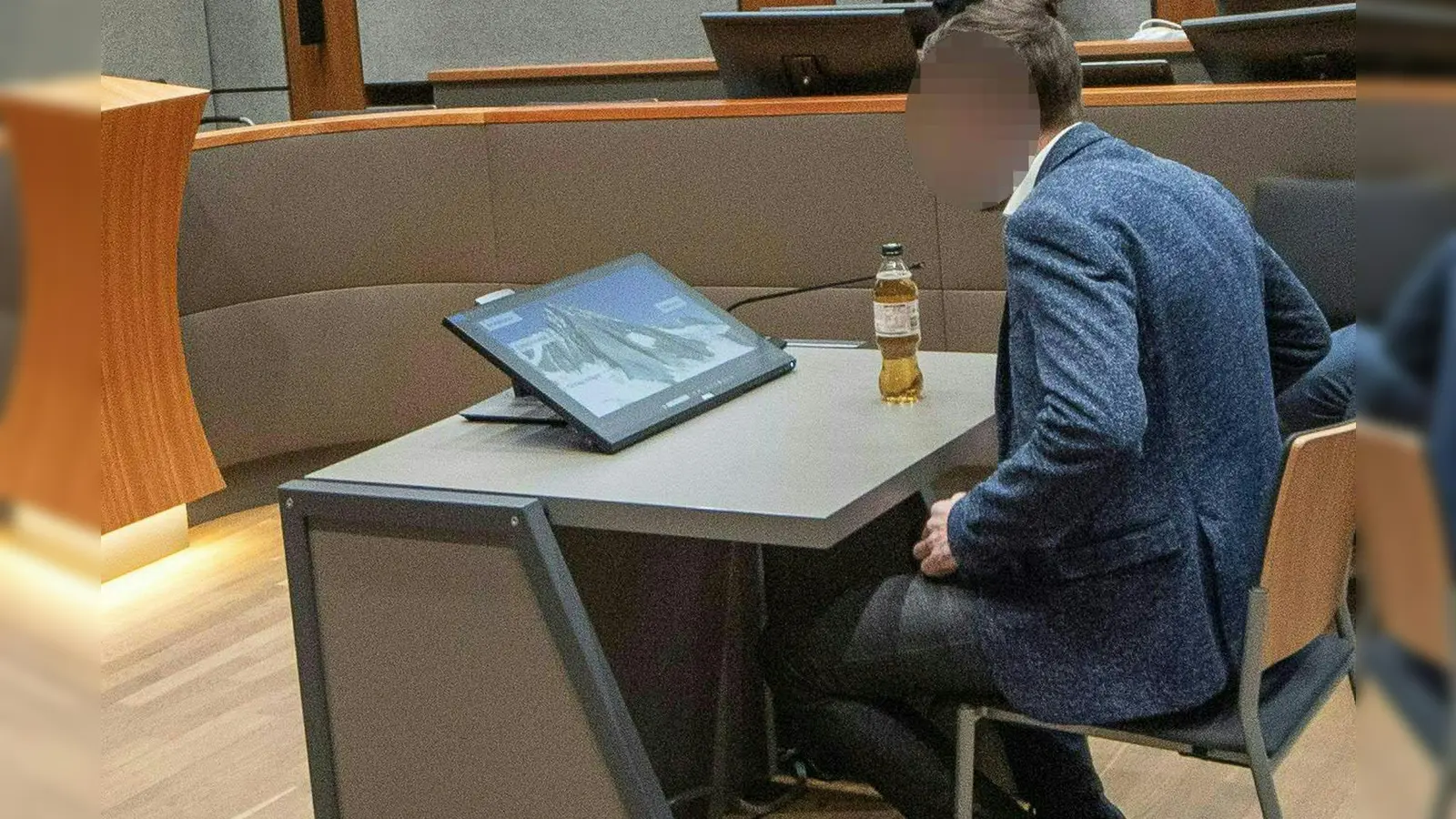 Dem Angeklagten tut das Geschehen nach eigenen Worten zutiefst leid, doch er sieht sich als unschuldig. (Foto: Expa/Erich Spiess/APA/dpa)