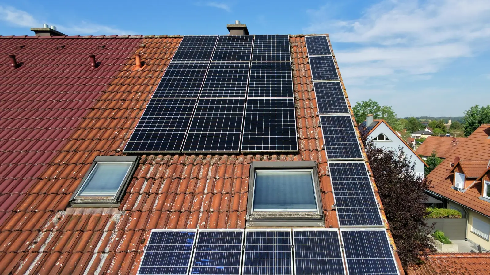 Gleich zwei PV-Anlagen „schmücken” dieses Wilhermsdorfer Reihenhaus: eine aus dem Jahre 2000 und eine größere, installiert 2021. (Foto: Heinz Wraneschitz)