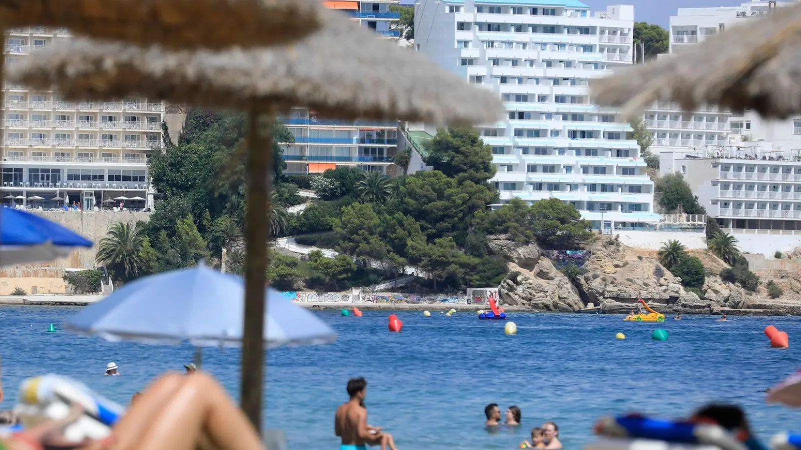 Für alle, die es ganz genau nehmen wollen: Maßgeblich für die Entfernung vom Hotel zum Strand ist nicht die Wasserlinie, sondern der Punkt, an dem der Strandzugang liegt. (Foto: Clara Margais/dpa/dpa-tmn)