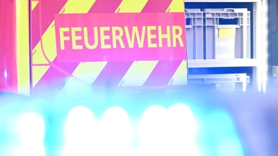 Keine Feuerwehrleute waren im Gebäude, als vermutlich eine Gasflasche explodierte. (Symbolbild) (Foto: Bernd Weißbrod/dpa)