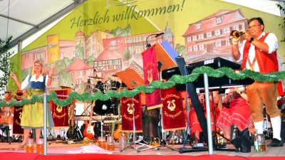 Bürgermeisterin Dr. Birgit Kreß heißt Sie auf der Kerwa in Markt Erlbach willkommen.  (Foto: Gudrun Schwarz-Köhler)