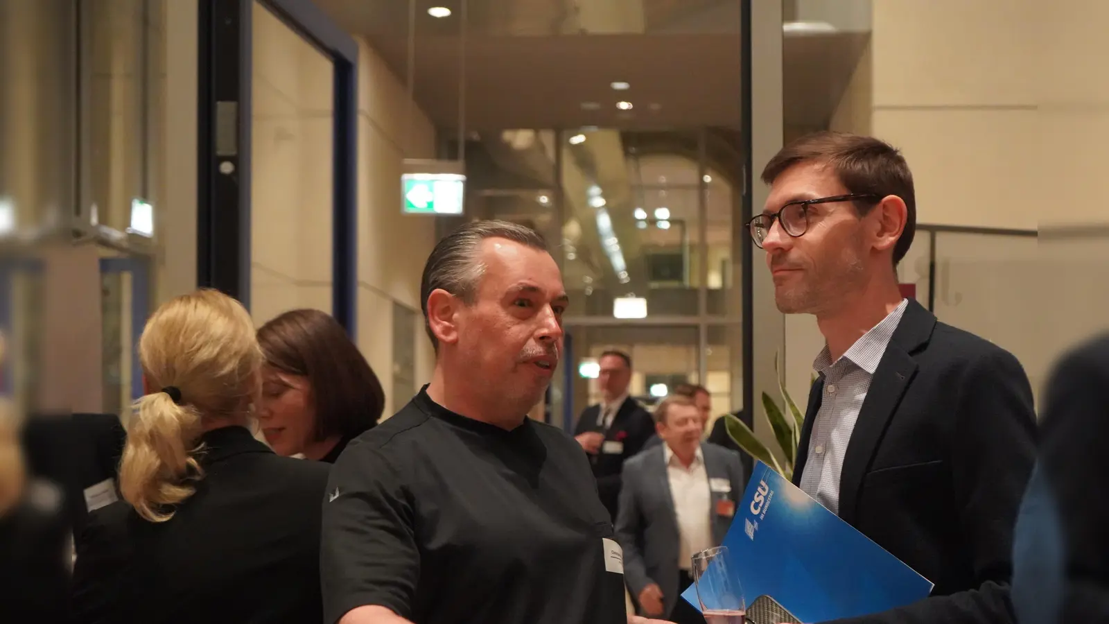 Christian Mittermeier (links) beim Kulinarik-Salon in Berlin im Gespräch mit Michael Dominik, Mitarbeiter in der CSU-Fraktion.  (Foto: Josephine Heinz)