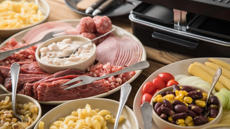 Sicher genießen: Getrenntes Besteck für rohes Fleisch und andere Zutaten verhindert eine Kreuzkontamination. (Foto: Christin Klose/dpa-tmn)