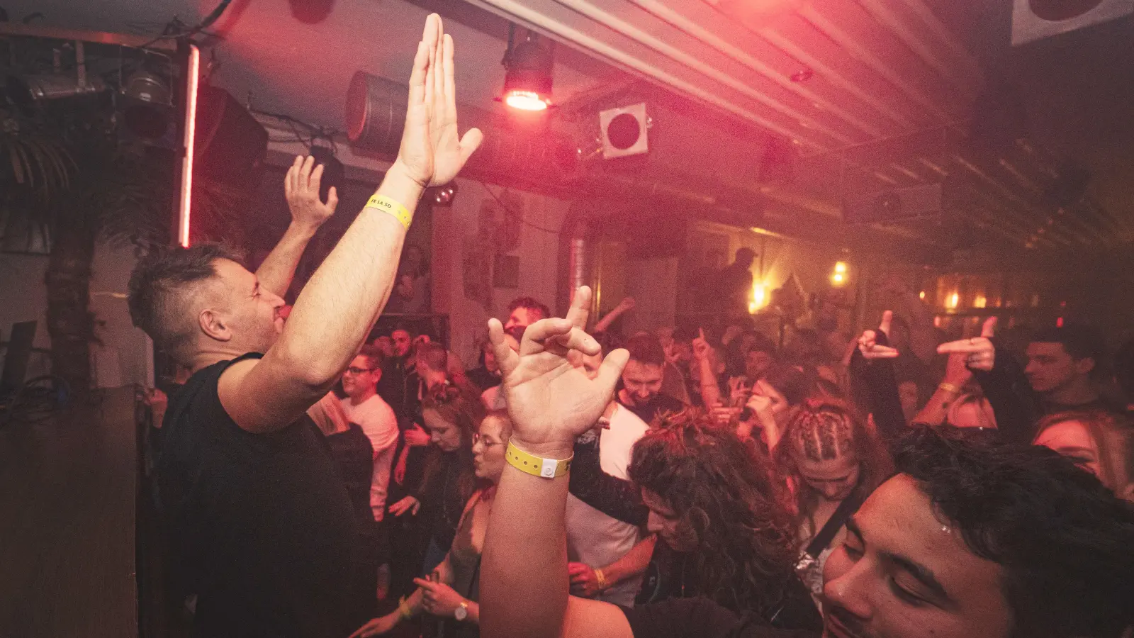 Fünf DJs legten auf. Rund 450 Menschen tanzten ausgelassen zu der Techno-Musik. (Foto: Lukas Zehe)