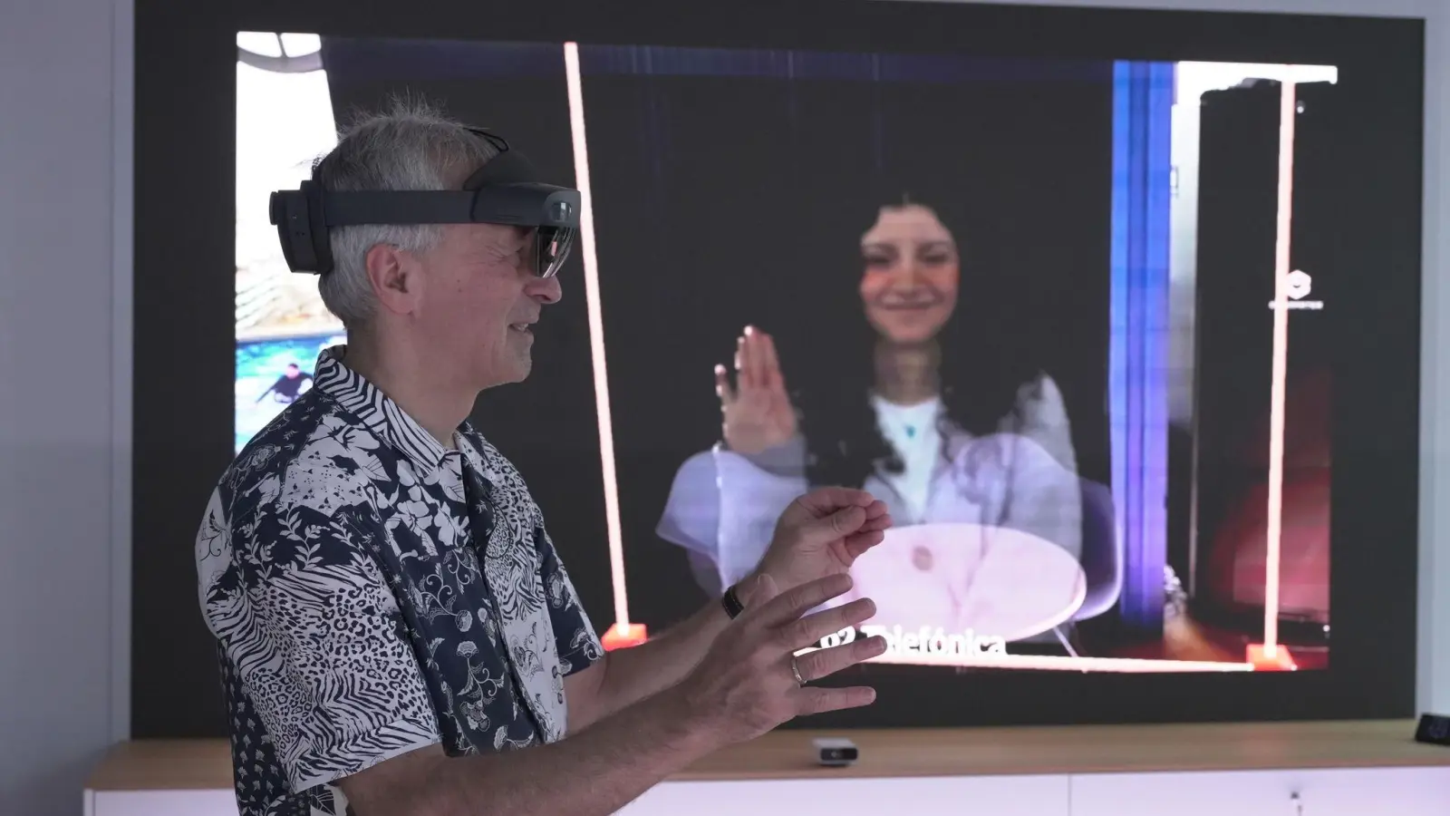 O2-Innovationsmanager Karsten Erlebach spricht via VR-Brille mit seiner Kollegin, die er in der Brille plastisch als Hologramm sieht. (Foto: Barbaros Bulgurcu/o2 Telefonica/dpa)