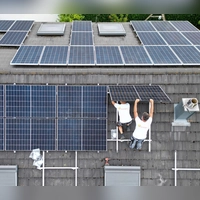 Wer Stromausfall die Sonnenenergie vom Dach nutzen will, sollte das bei der Planung der PV-Anlage mitdenken. Das ist nämlich deutlich günstiger, als die Anlage später nachrüsten zu lassen.  (Foto: Bernd Weißbrod/dpa/dpa-tmn)