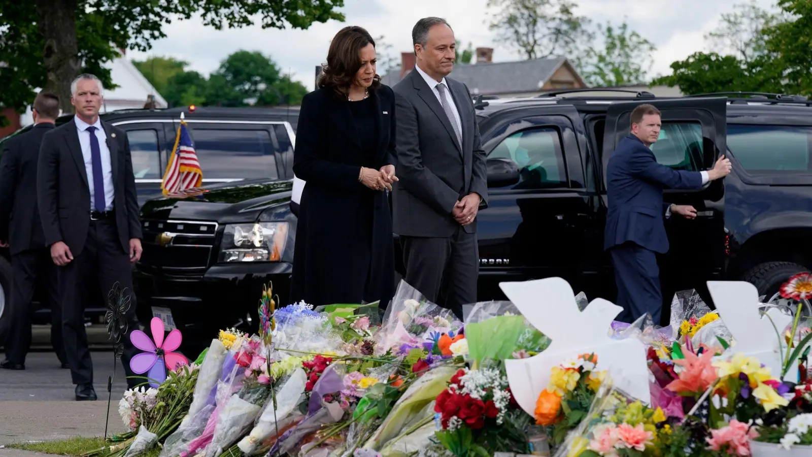 Kamala Harris und ihr Ehemann Doug Emhoff besuchen eine Gedenkstätte in der Nähe des Ortes, an dem eine rassistisch motivierte Attacke auf einen Supermarkt von Buffalo stattfand. (Foto: Patrick Semansky/AP/dpa)