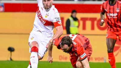 Kein Freund des Videobeweises: Ermedin Demirovic (l). (Foto: Harry Langer/dpa)