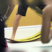 Was könnte schiefgehen? Wer auf einer Messe ein Sportgerät ausprobieren möchte, sollte dies nicht eigenmächtig tun. (Foto: Henning Kaiser/dpa-tmn)