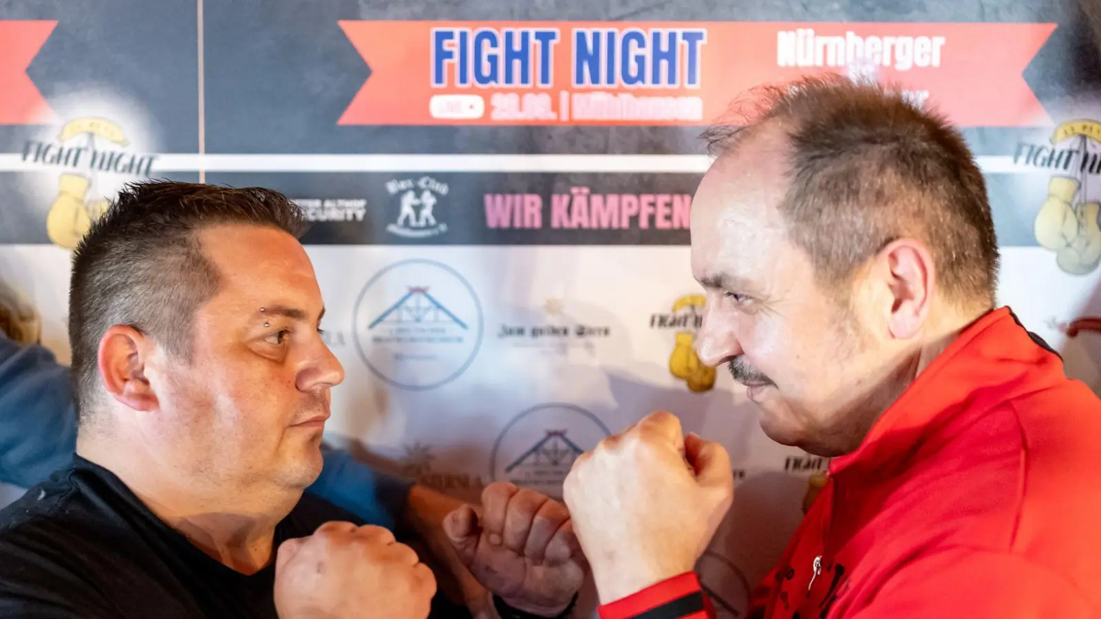 Sie wollen für den Bratwurst-Kampf in den Ring steigen: die Amateurboxer Hasan Arli und Kay Löwentraut. (Foto: Daniel Karmann/dpa)