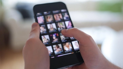 „Um Himmels willen, mit KI erstellte Videos von mir im Netz?“ Wer das bemerkt, muss tätig werden - aber richtig. (Foto: Marcus Brandt/dpa/dpa-tmn)