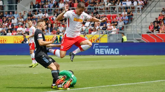 Regensburgs Torhüter Dejan Stojanovic (M) rettet den Ball vor dem Nürnberger Manuel Wintzheimer (l) - Jahn-Spieler Jan Elvedi springt drüber. (Foto: Daniel Löb/dpa)