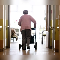 Hohe Eigenanteile bei Pflegekosten: Die Pflegeversicherung deckt nicht alle Kosten, wodurch Pflegebedürftige oft erhebliche finanzielle Eigenleistungen tragen müssen. (Foto: Sebastian Kahnert/dpa)