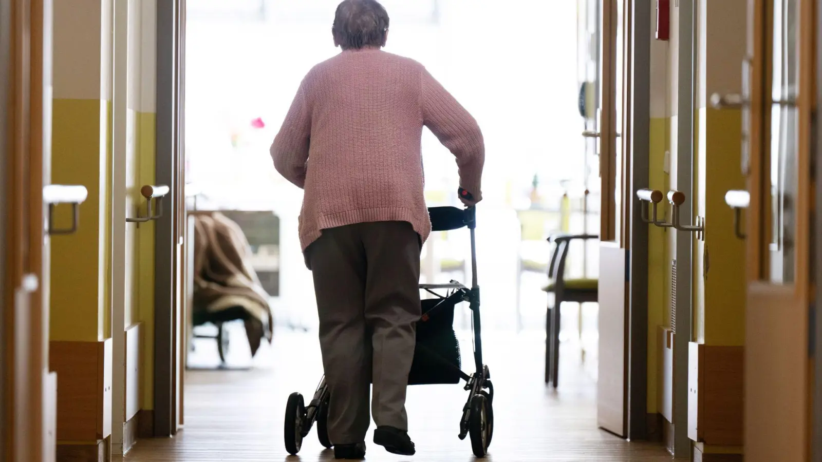 Hohe Eigenanteile bei Pflegekosten: Die Pflegeversicherung deckt nicht alle Kosten, wodurch Pflegebedürftige oft erhebliche finanzielle Eigenleistungen tragen müssen. (Foto: Sebastian Kahnert/dpa)