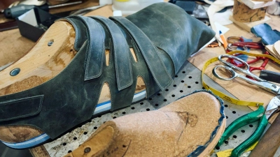 Die Schuhmacherwerkstatt von Georg Wessels in Vreden versorgt Jeison Rodriguez und andere Riesenwüchsige seit vielen Jahrzehnten mit passendem Schuhwerk. (Foto: Bernd Thissen/dpa)