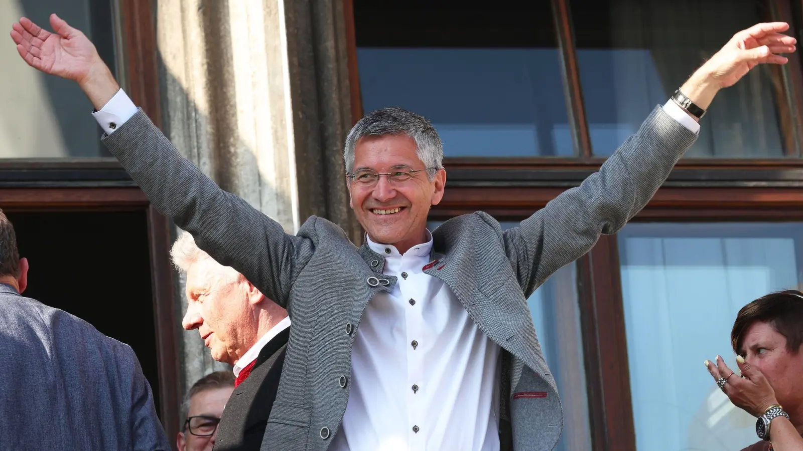 Bayern Münchens Präsident Herbert Hainer jubelt nach der Meisterschaft auf dem Rathaus-Balkon. (Foto: Karl-Josef Hildenbrand/dpa)