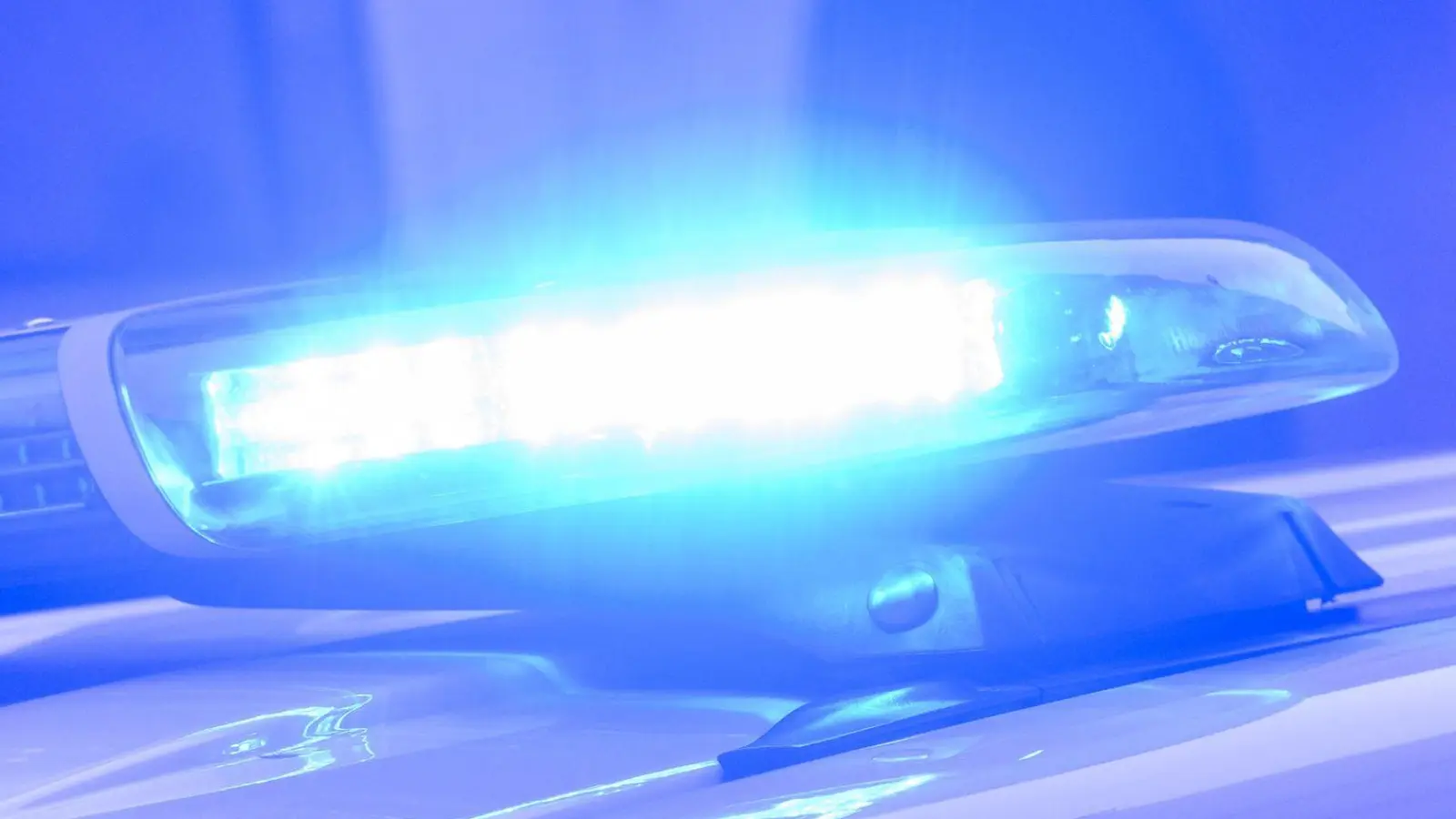 Die Polizei sucht nach Zeugen, die den Unfall beobachtet haben. (Symbolbild) (Foto: Julian Stratenschulte/dpa)