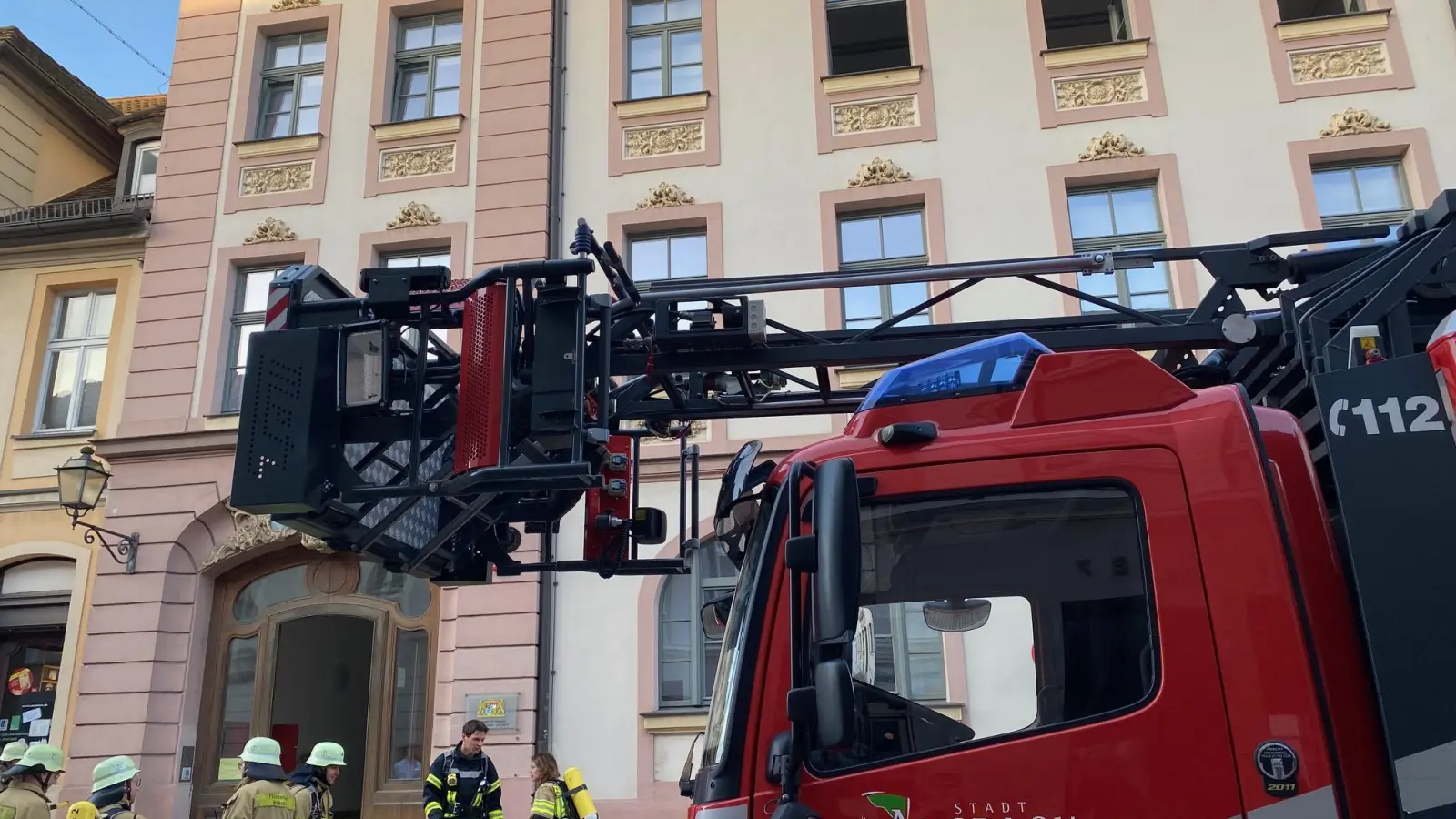 In einer Außenstelle des Landesamtes für Finanzen in der Karlstraße ist ein Schwelbrand zwischen zwei Gebäudeteilen ausgebrochen.. (Foto: Manfred Blendinger)