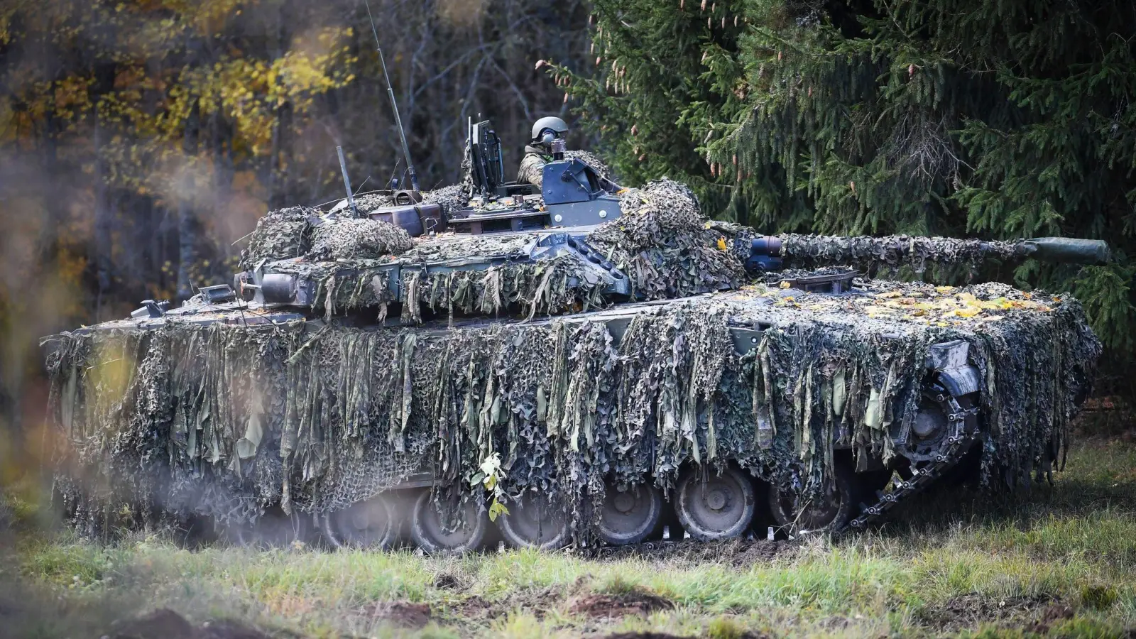 Ein Soldat während einer Militärübung der estnischen Streitkräfte in Tapa. (Foto: Sergei Stepanov/AP/dpa)