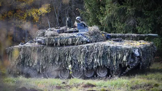 Ein Soldat während einer Militärübung der estnischen Streitkräfte in Tapa. (Foto: Sergei Stepanov/AP/dpa)