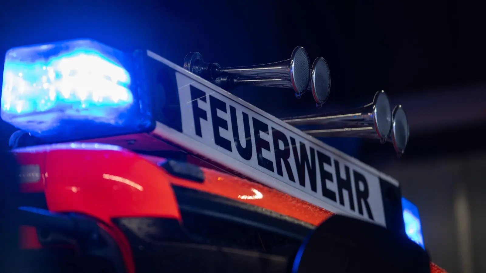 Ein 76-Jähriger wurde nach einem Brand leblos in seiner Wohnung gefunden. (Symbolbild) (Foto: Marijan Murat/dpa)
