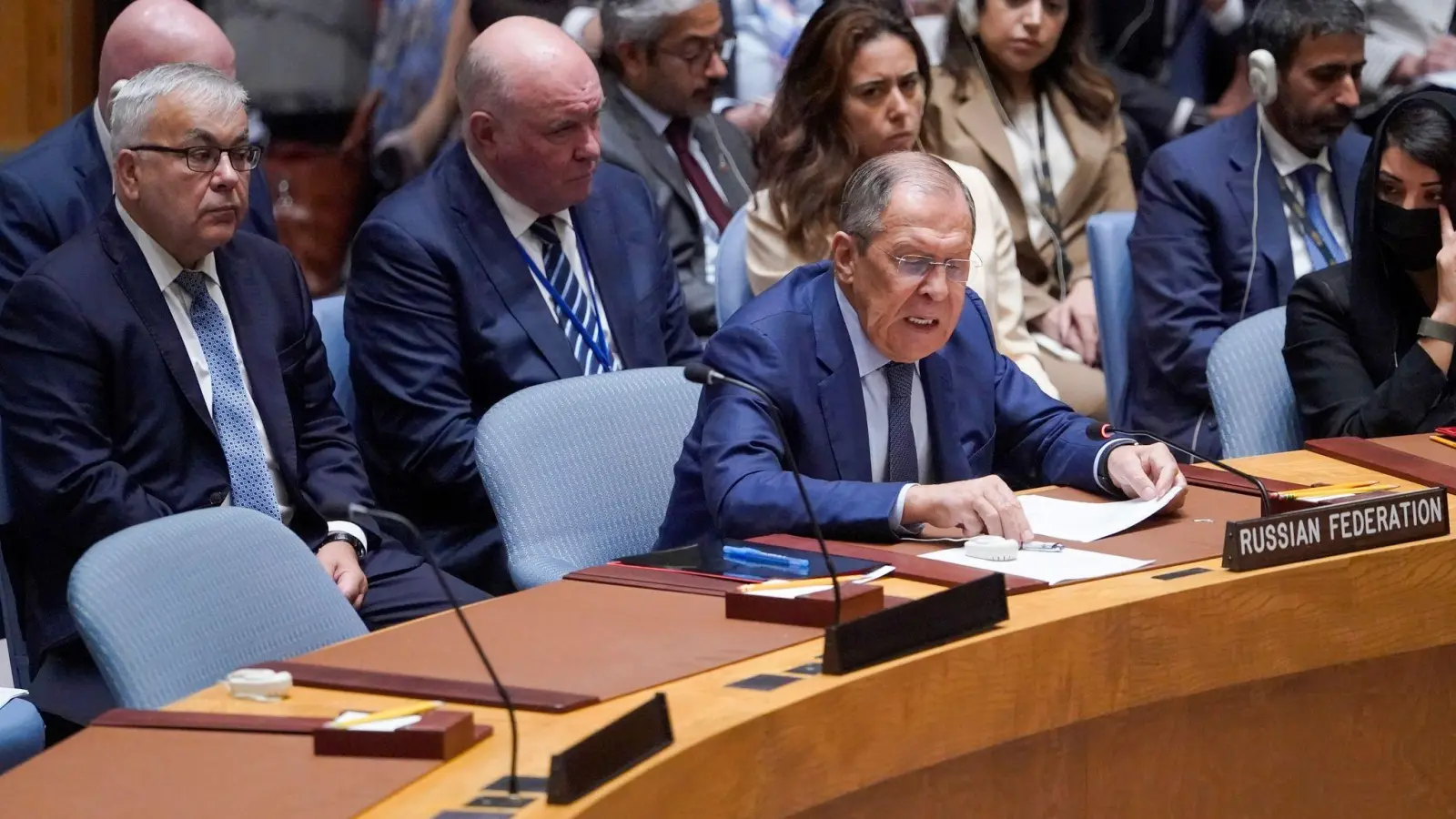 Russlands Außenminister Sergej Lawrow (r) äußert sich im UN-Sicherheitsrat in New York zur Lage in der Ukraine. (Foto: Mary Altaffer/AP/dpa)