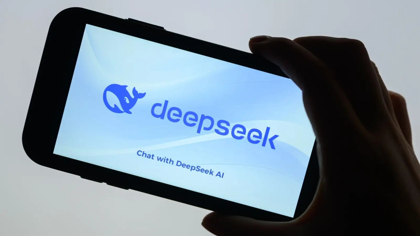 Das Logo des chinesischen KI-Chatbot Deepseek ist auf einem Smartphone zu sehen. (Foto: Patrick Pleul/dpa)