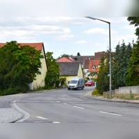 Die Ortsdurchfahrt Weinberg ist vorübergehend wieder frei befahrbar. Ab Mitte April bis Ende November 2027 ist die Erneuerung der Ortsdurchfahrt vorgesehen.  (Foto: Werner Wenk)