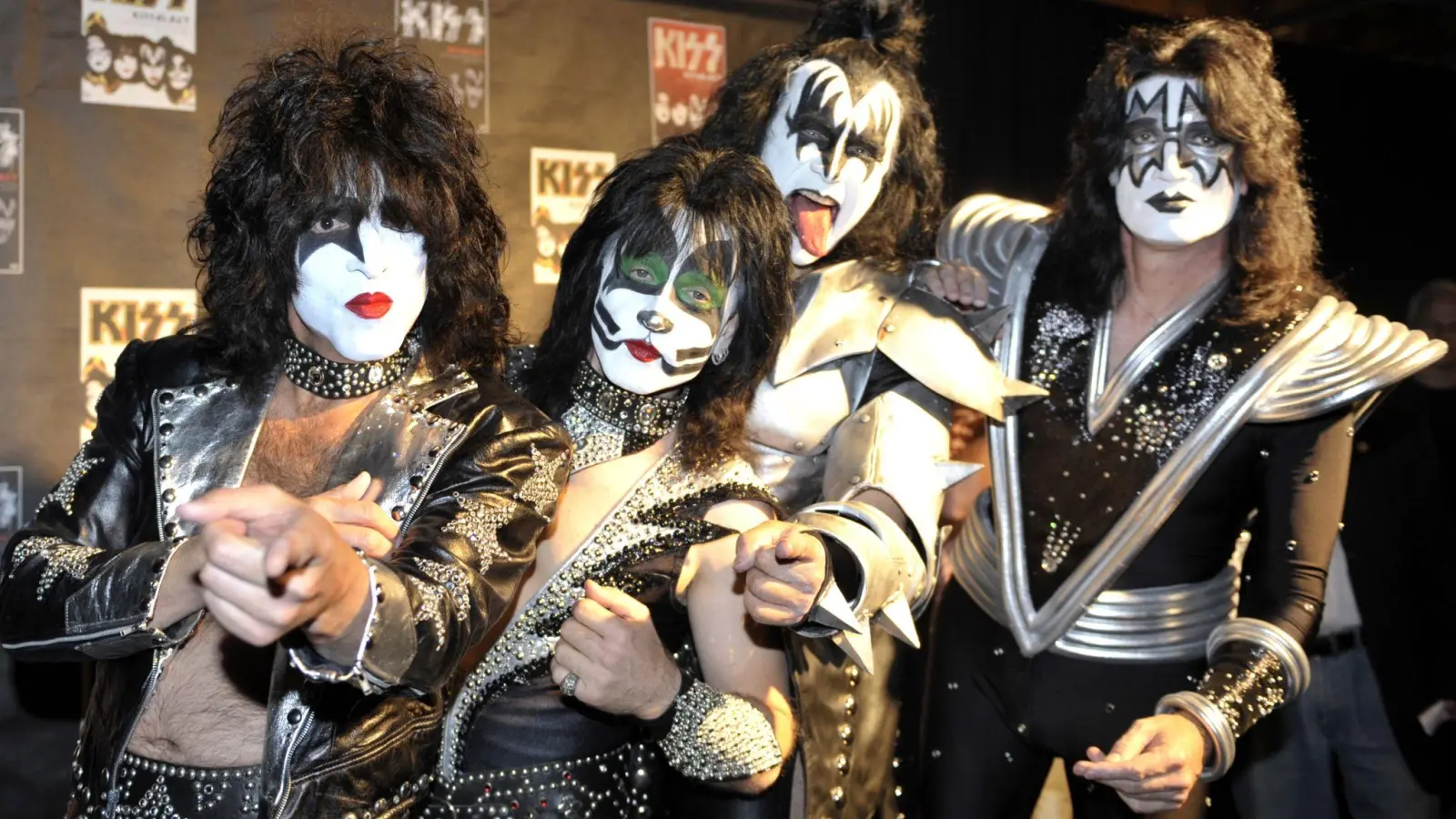 Paul Stanley, Eric Singer, Gene Simmons und Tommy Thayer (l-r) von Kiss 2008 in Oberhausen. (Foto: Achim Scheidemann/dpa)