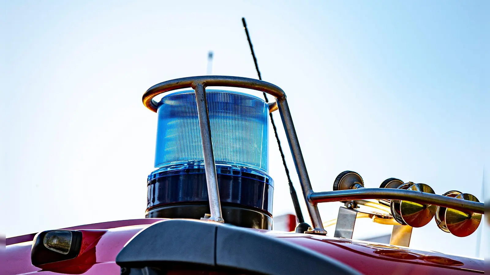 In Burgoberbach wurde eine Gasleitung in einem Gebäude beschädigt. Die örtliche Feuerwehr verteilt das Gas. (Symbolbild: David Inderlied/dpa/Symbolbild)