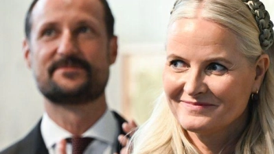 Halten zusammen: Kronprinzessin Mette-Marit (r) und Kronprinz Haakon (l). (Archivbild) (Foto: Jens Kalaene/dpa)