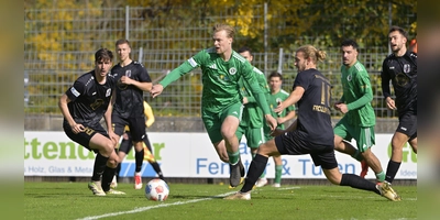 Niklas Seefried (Mitte) hatte in der ersten Hälfte gute Tormöglichkeiten gegen Schwaben Augsburg mit Rasmus Fackler-Stamm (rechts). (Foto: Martin Rügner)