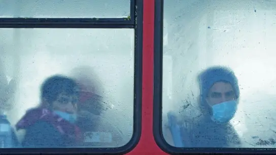 Eine Gruppe von Menschen, bei denen es sich vermutlich um Migranten handelt, in einem Bus in Dover. (Foto: Gareth Fuller/PA/dpa)
