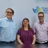 Daniel Burger, Leiter des Nürnberger Staatsarchivs (links), und Landrat Christian von Dobschütz gratulierten Judith Ringler zu ihrer neuen Aufgabe als ehrenamtliche Kreisarchivpflegerin. (Foto: Ute Niephaus )