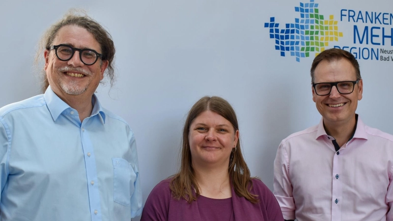 Daniel Burger, Leiter des Nürnberger Staatsarchivs (links), und Landrat Christian von Dobschütz gratulierten Judith Ringler zu ihrer neuen Aufgabe als ehrenamtliche Kreisarchivpflegerin. (Foto: Ute Niephaus )