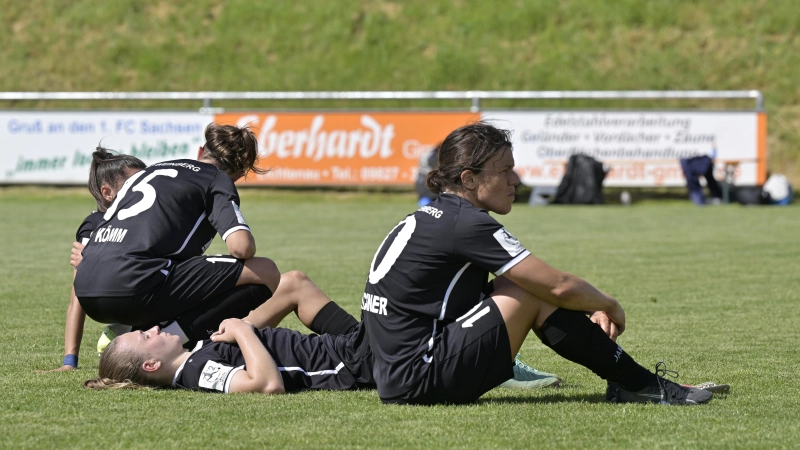 Es hat nicht gereicht, die Fußballerinnen des SV Weinberg (von links Annika Kömm, Eva Wiesinger und Julia Brückner, hier bei der vorherigen Niederlage gegen Jena) müssen in die Regionalliga absteigen. (Foto: Martin Rügner)