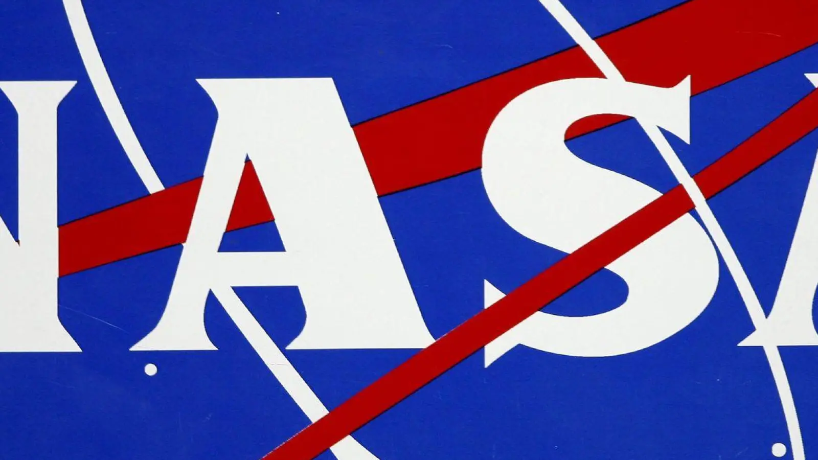 Das Logo der NASA am Johnson Space Center in Houston, Texas. Drei Unternehmen sollen im Auftrag der US-Raumfahrtbehörde künftig Mondfahrzeuge bauen. (Foto: epa Aaron M. Sprecher/epa/dpa)