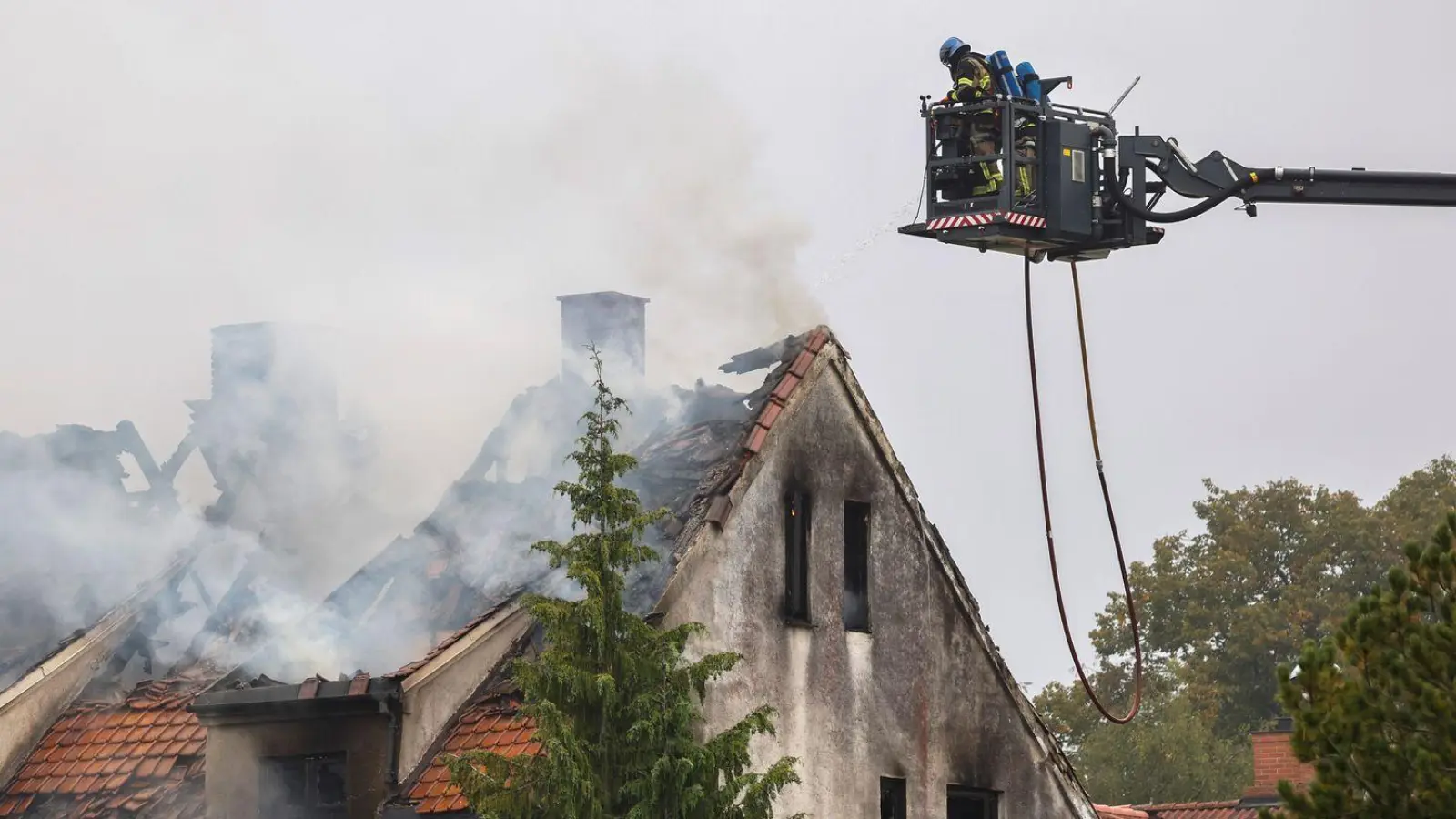 Nach einem Brand in einem Haus sind vier Frauen tot aufgefunden worden. (Foto: Geir Olsen/NTB/dpa)